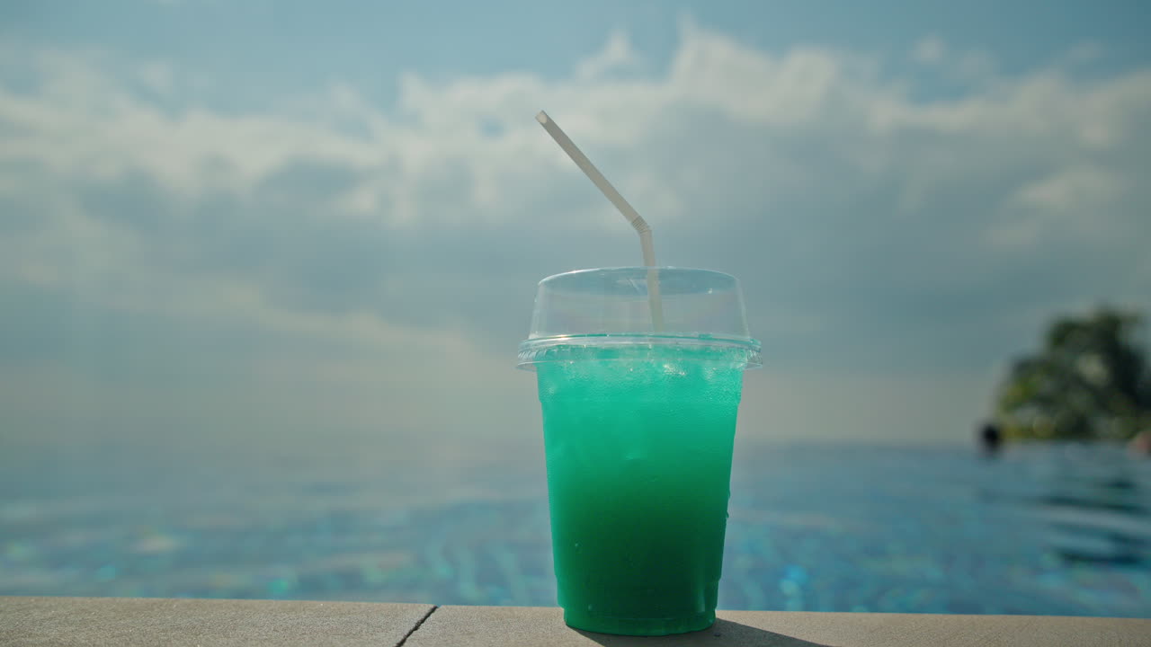 Cocktail tropicale a bordo piscina