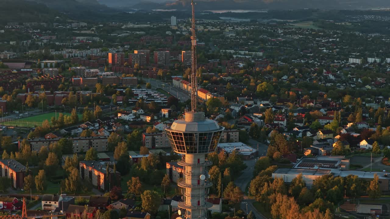 Højvinkelbillede af Tyholt-tårnet oplyst af morgensolen i Norge