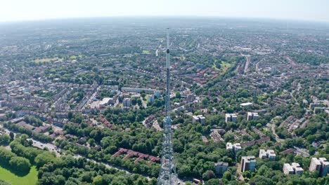 Alto-Primer-Plano-De-La-Torre-De-Radio-Del-Palacio-De-Cristal-Con-Un-Dron-Circular