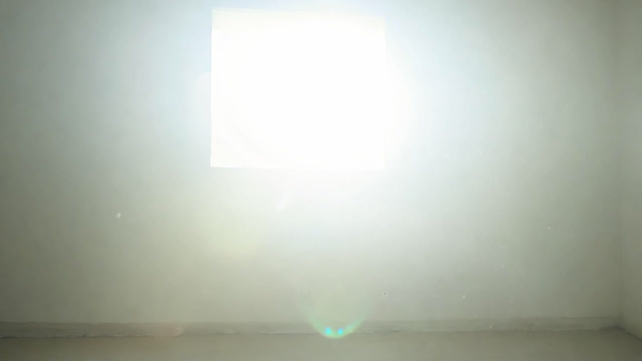 창문이 있는 밝은 방