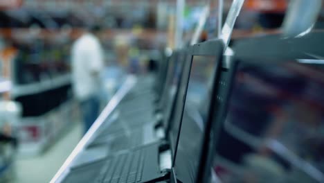 personas en el supermercado de electrónica de consumo 1