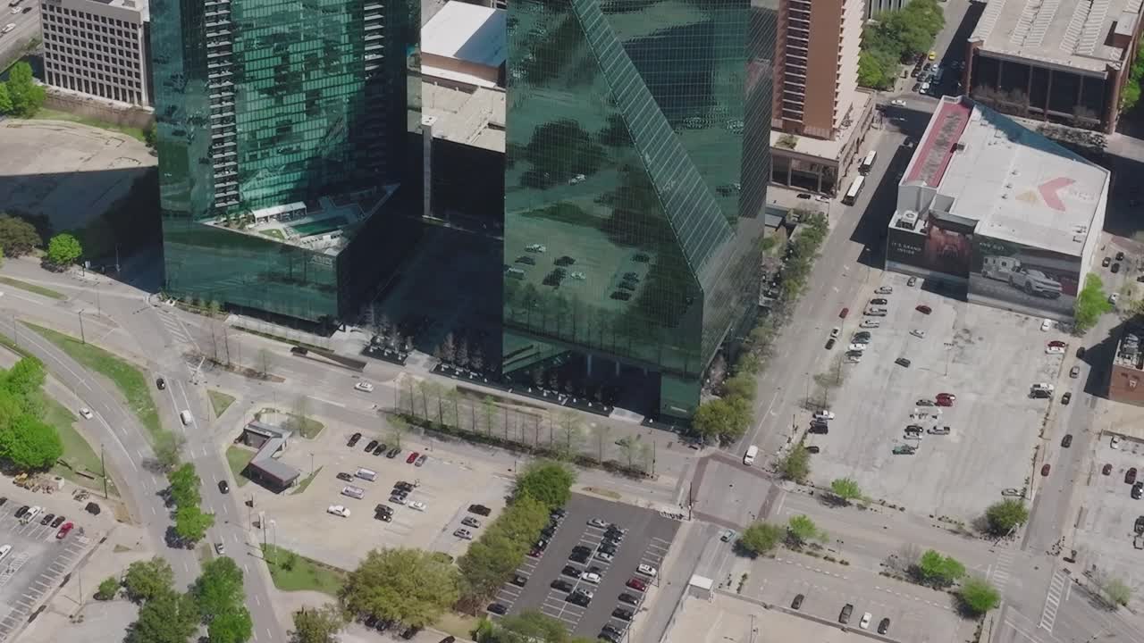 Vista do centro de Dallas de cima, mostrando edifícios e ruas