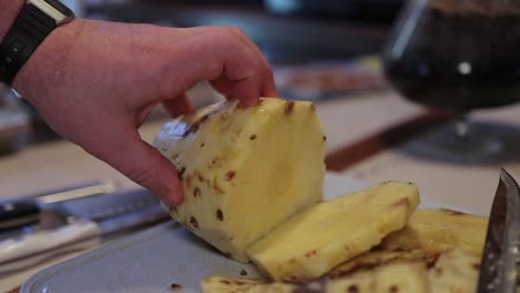 cortar una piña con un cuchillo en cámara lenta