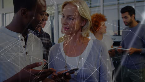 rete di connessioni contro colleghi di ufficio che utilizzano dispositivi elettronici