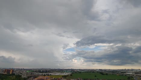 -Low-fast-moving-storm-clouds-sweep-across-Toronto,-Ontario,-Canada,-Wide-angle-timelapse