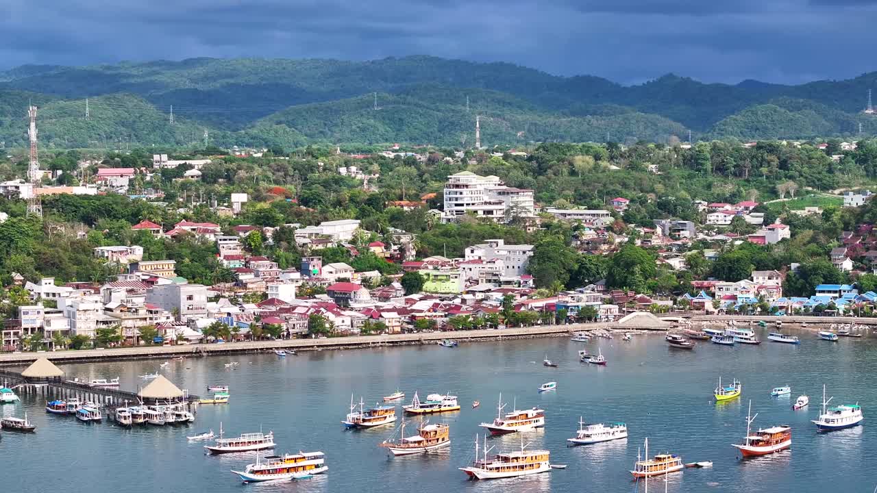 배 와 산 을 가진 해안 도시