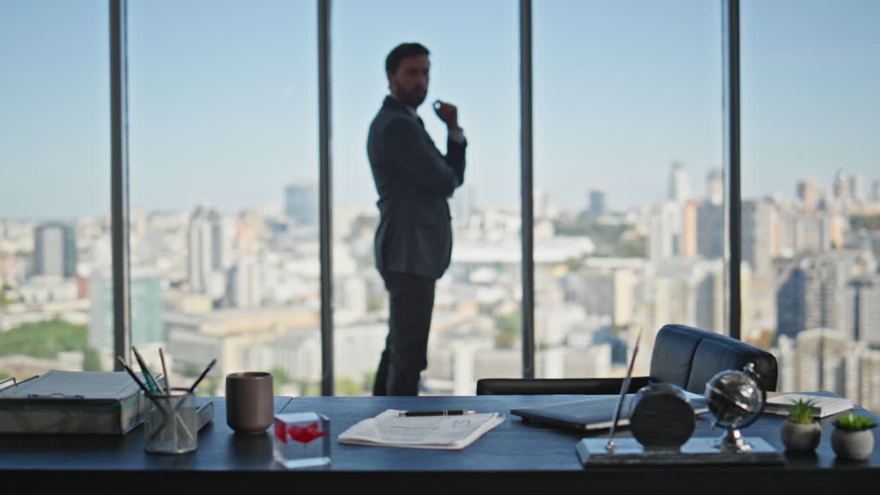 ceo silhouette che pensa alla carriera futura a cityscape view. uomo pensieroso in abito