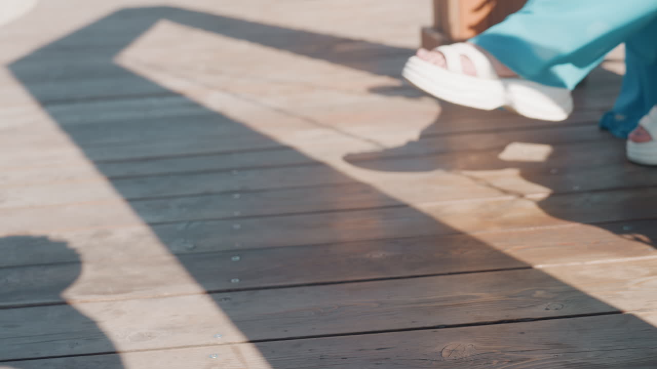 Afslappet kvinde i solrige udendørs omgivelser. Afslappet scene af kvinde, der nyder sommeren, mens hun solbader. Uformel ramme, der viser kvinde, der nyder solrigt vejr i et afslappet udendørsmiljø.