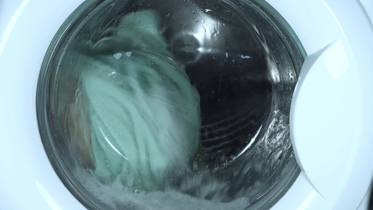 trabajo de lavadora. trabajo de la máquina de lavar en el hogar. electrodomésticos en proceso. para lavar la ropa.