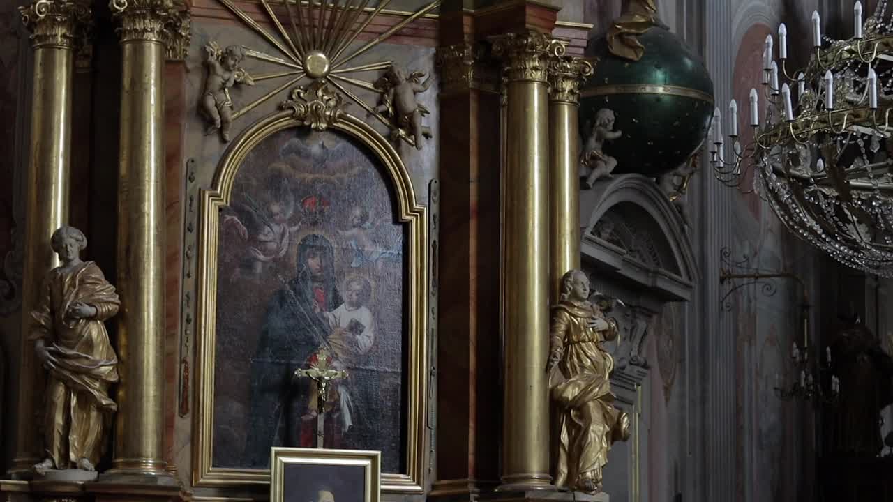 картина иисуса и марии в золотой рамке на стене римско-католической церкви святого