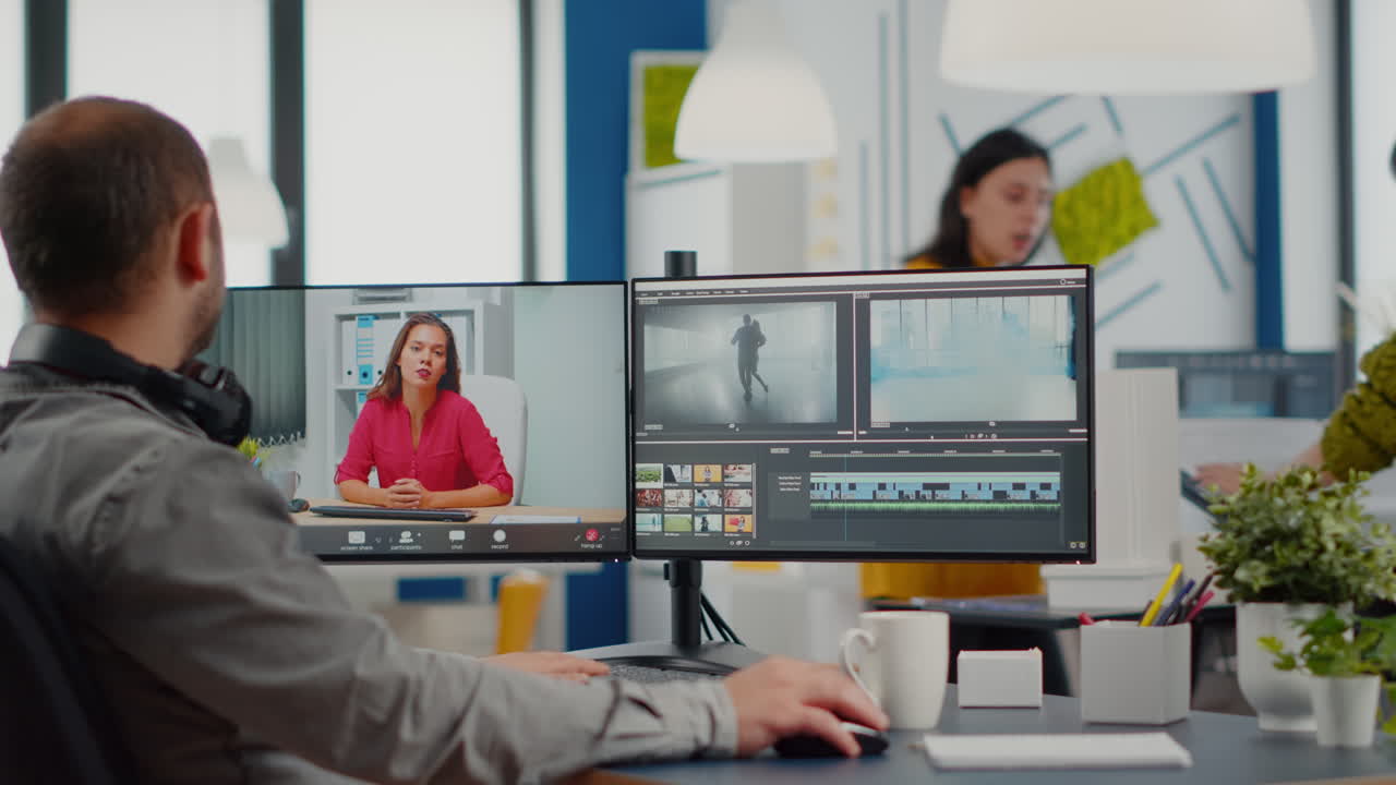 videógrafo en la web conferencia en línea con el gerente de proyecto