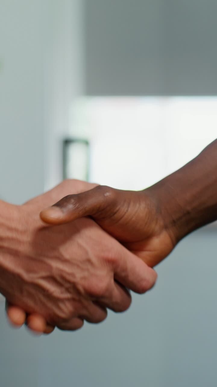 Bắt tay kinh doanh