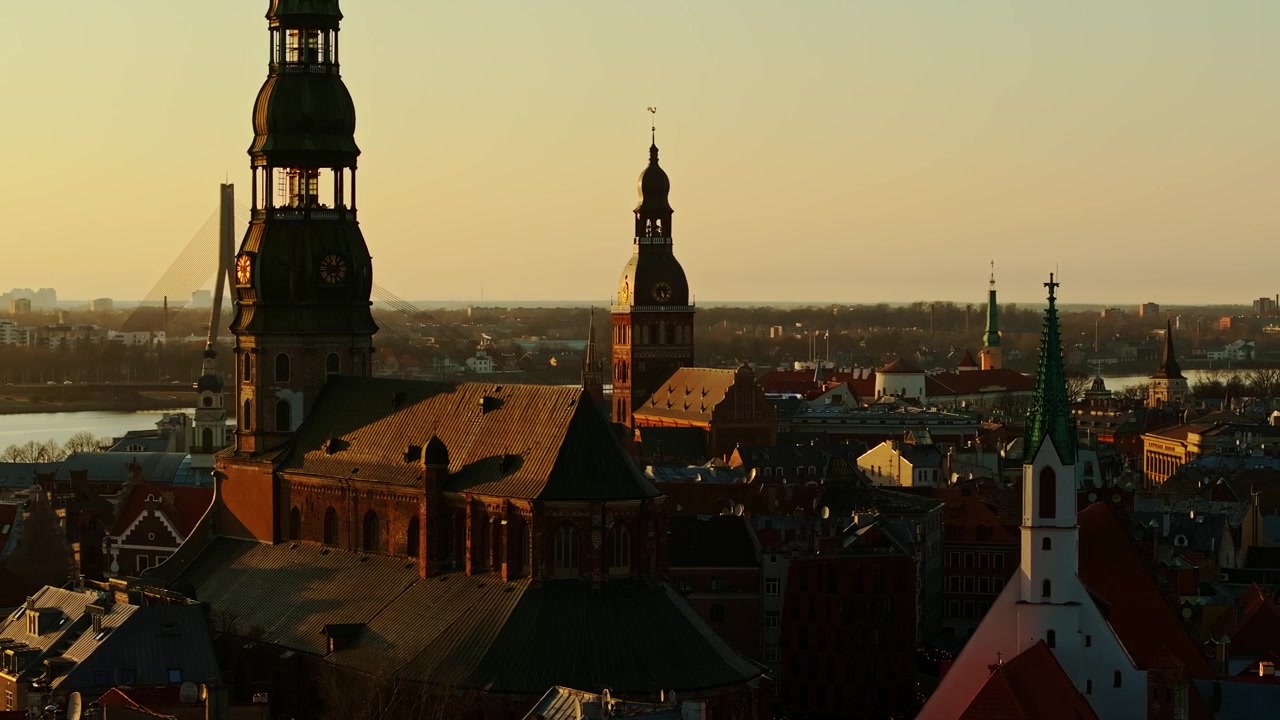 Vista da drone con rotazione a sinistra, torri di chiese storiche nel centro storico di Riga, Lettonia