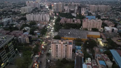 El-Teatro,-El-Centro-Comercial,-Las-Calles-Llenas-De-Gente,-Los-Edificios-De-Apartamentos-Y-La-Construcción-Del-Metro-Son-Visibles-En-Una-Vista-Aérea-Nocturna-Del-Congestionado-Barrio-De-Señales-Vadapalani-De-La-Ciudad-De-Chennai