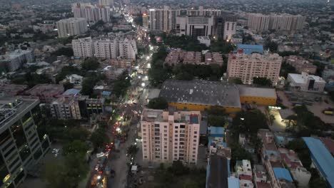 teatro, centro comercial, calles llenas de gente, edificios de apartamentos y construcción de trenes de metro son todos visibles en una vista aérea nocturna del congestionado vecindario de señales vadapalani de la ciudad de chennai