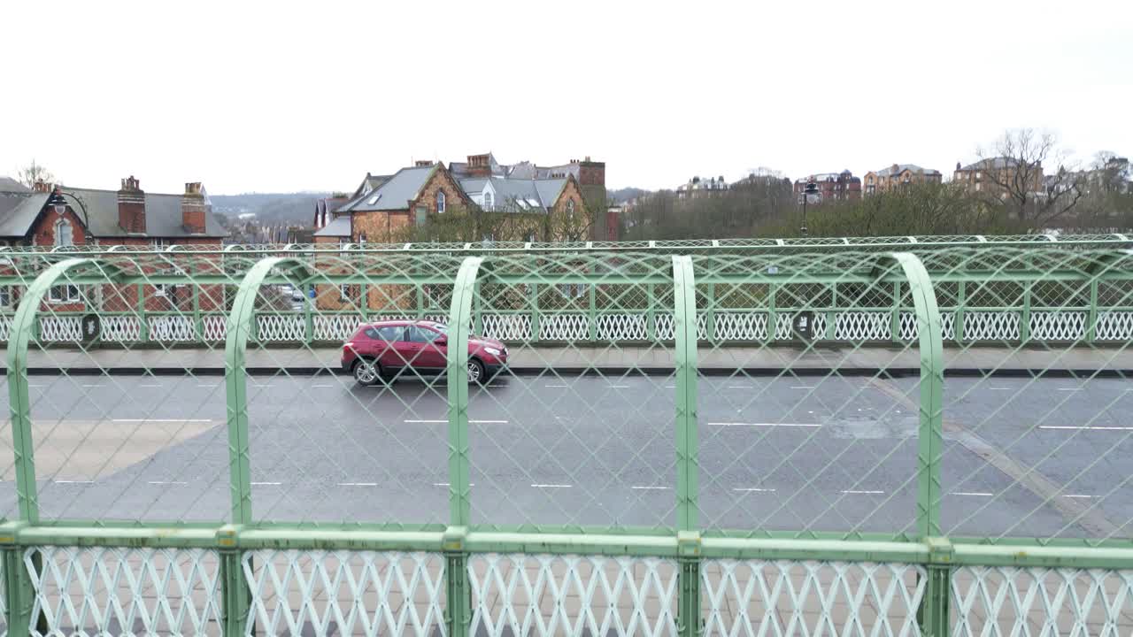 영국 스카버러 베이 (scarborough bay) 의 아름다운 도시 풍경과 함께 여전히 서 있는 자동차와 함께 다리의 공중 촬영