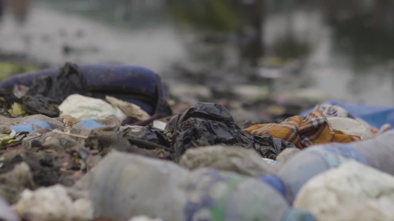 basura en la orilla del río nigeria 02