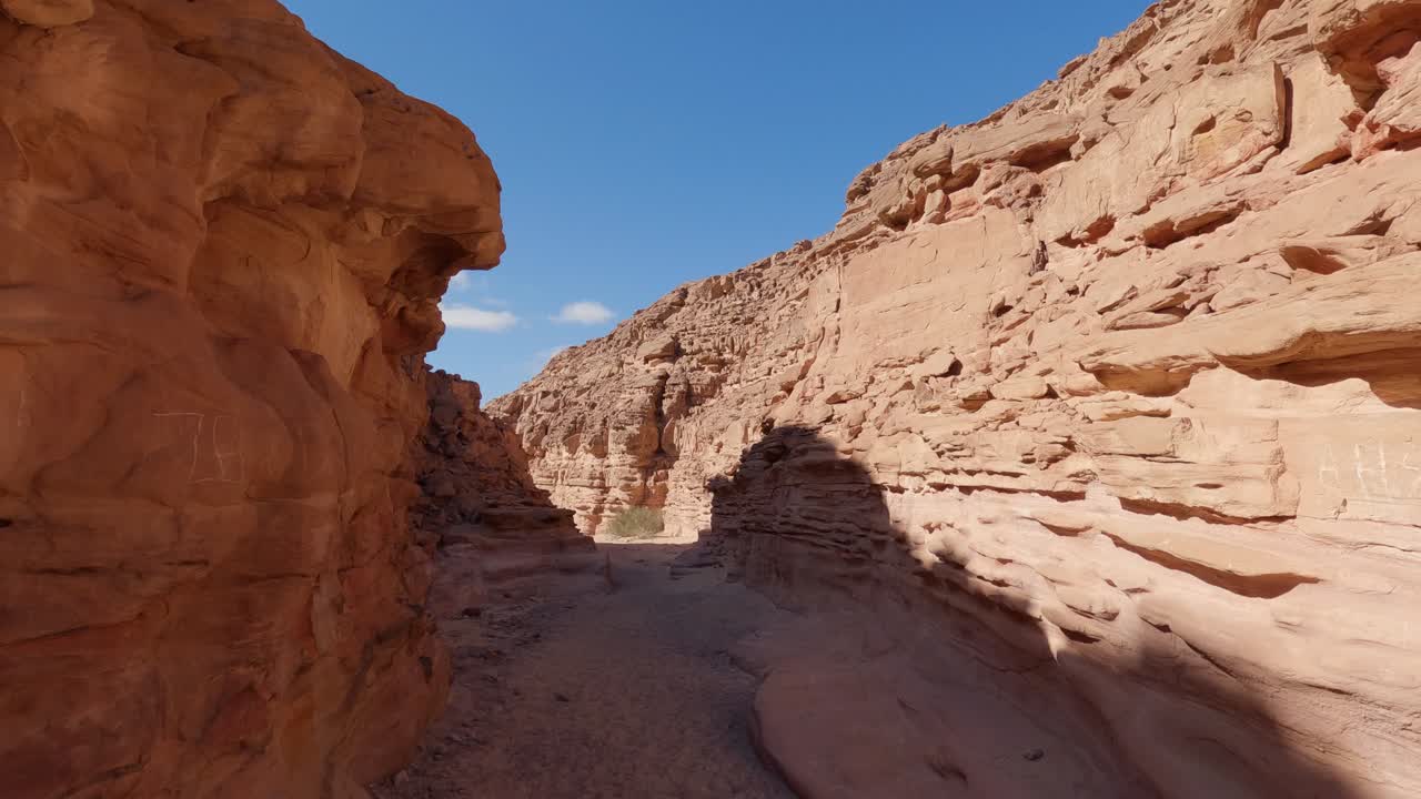 vista perfecta del cañón de piedra en el desierto, pasaje de cañón de colores en egipto