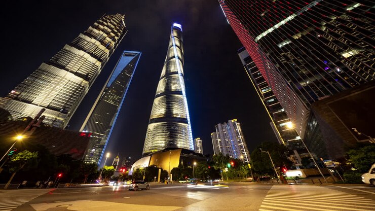 Timelapse dello skyline della città di Shanghai da un punto di osservazione elevato di notte