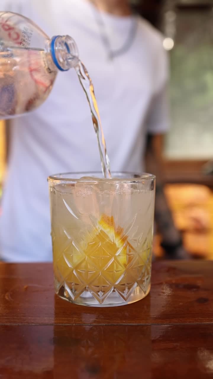 un cóctel de agua gaseosa