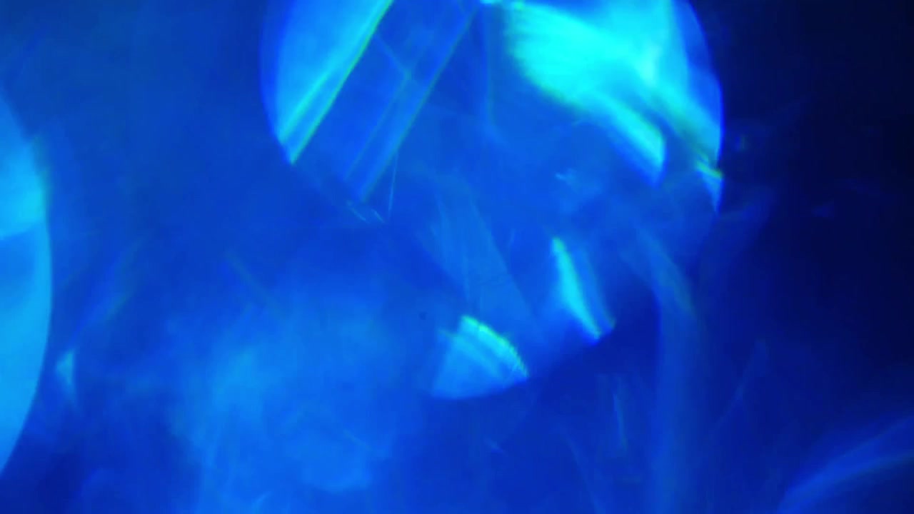 Perdite di luce blu astratte e bokeh su sfondo scuro