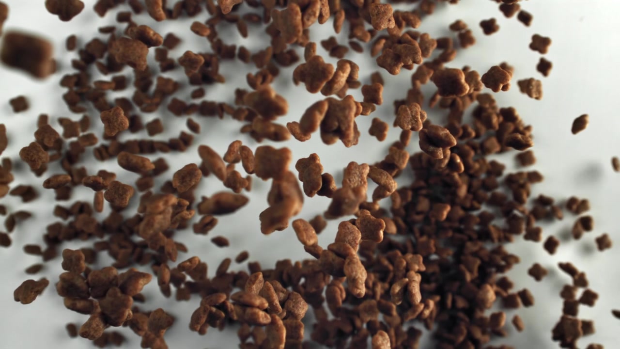 Pezzi di cereali al cioccolato che cadono al rallentatore
