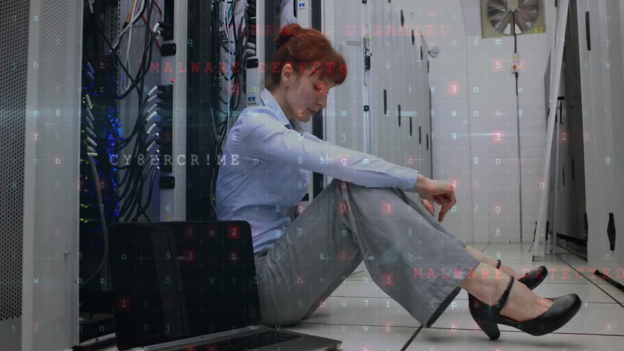 анимация обработки данных над кавказской работницей в серверной комнате