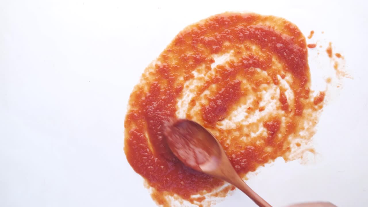 토마토 소스를 뿌리는 것