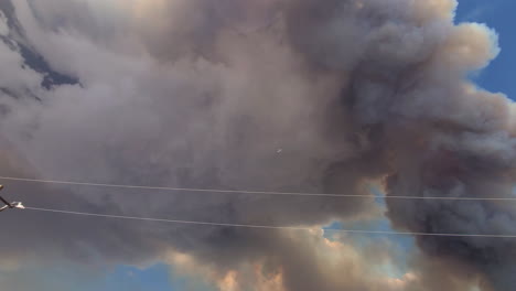 Enormes-Oleadas-De-Humo-Blanco-Y-Negro-Se-Elevan-Hacia-El-Cielo-Desde-Los-Incendios-Forestales-De-California