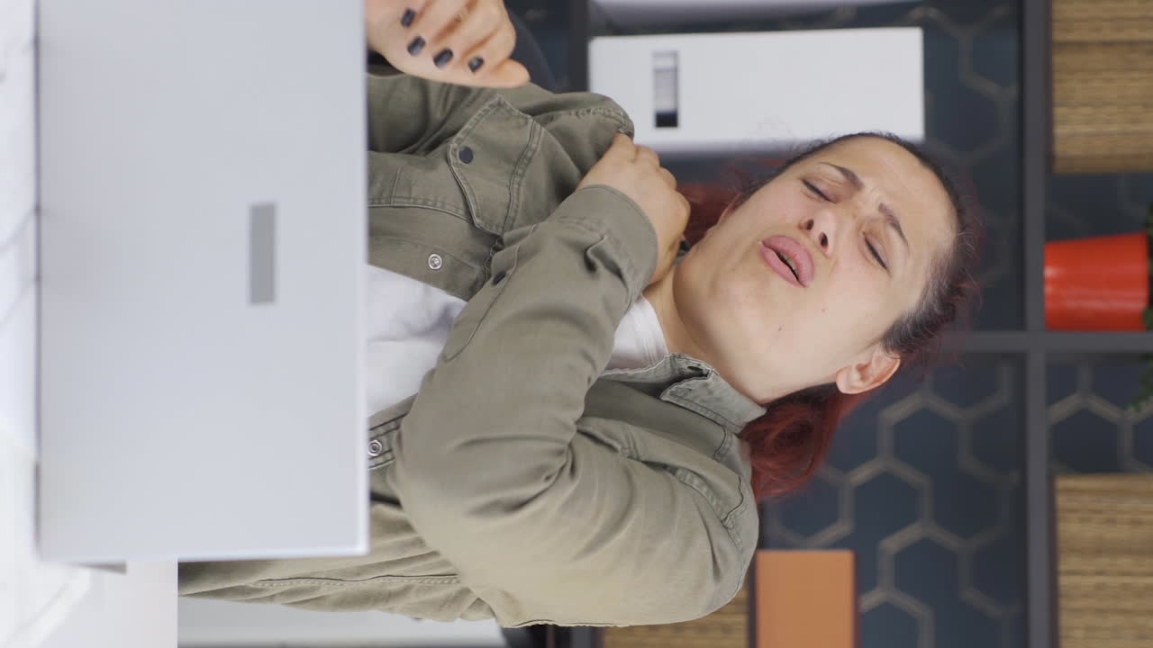 어깨가 아픈 사업가 여성의 수직 비디오는 지루합니다.