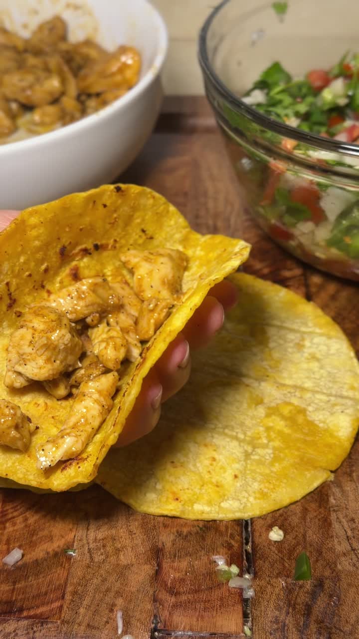 Primo piano dei condimenti per taco con ingredienti freschi e colorati.