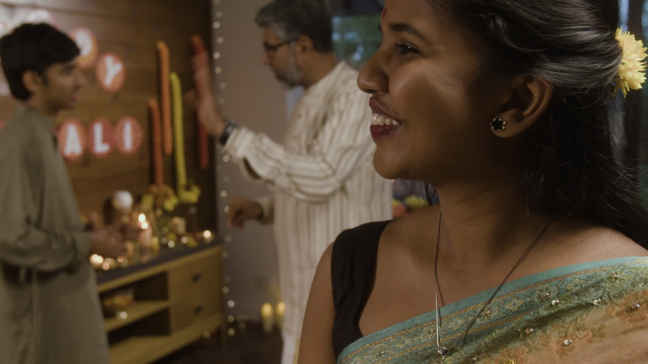 Famiglia indiana che celebra Diwali