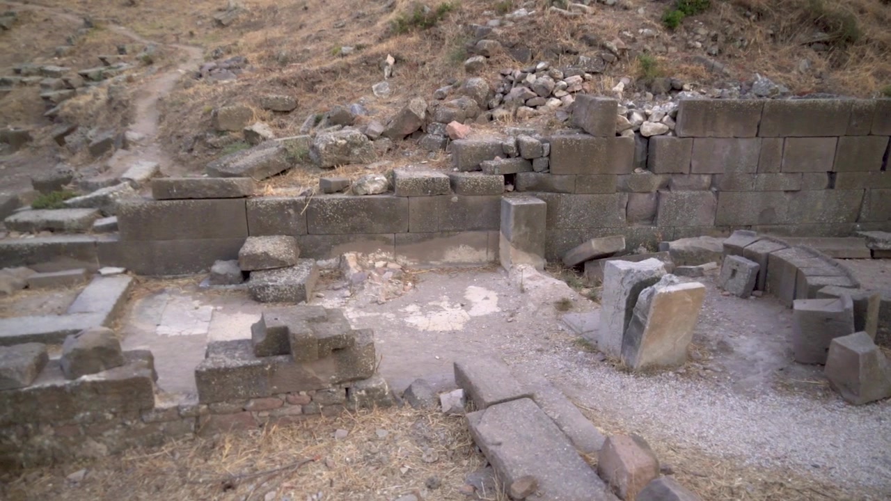 Starożytne kamienne ruiny na stanowisku archeologicznym
