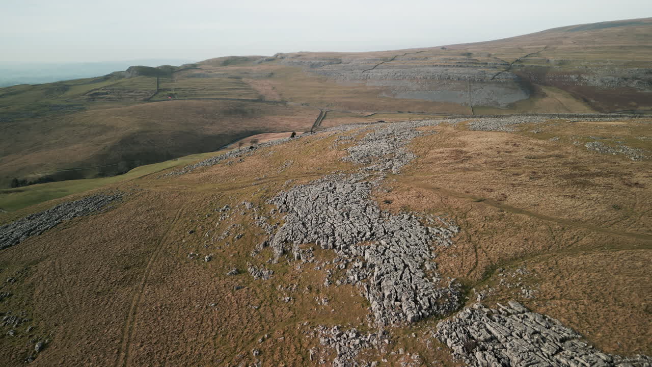 volando sobre la ladera rocosa hacia el valle en la campiña inglesa en ingleton, yorkshire, reino unido