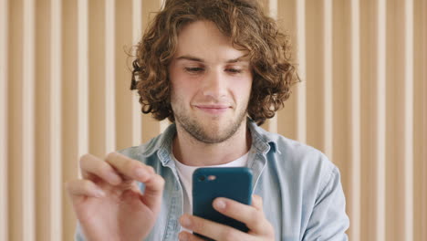 Smartphone,-Networking-Und-Glücklicher-Student