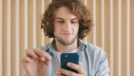 teléfonos inteligentes, redes y estudiantes felices