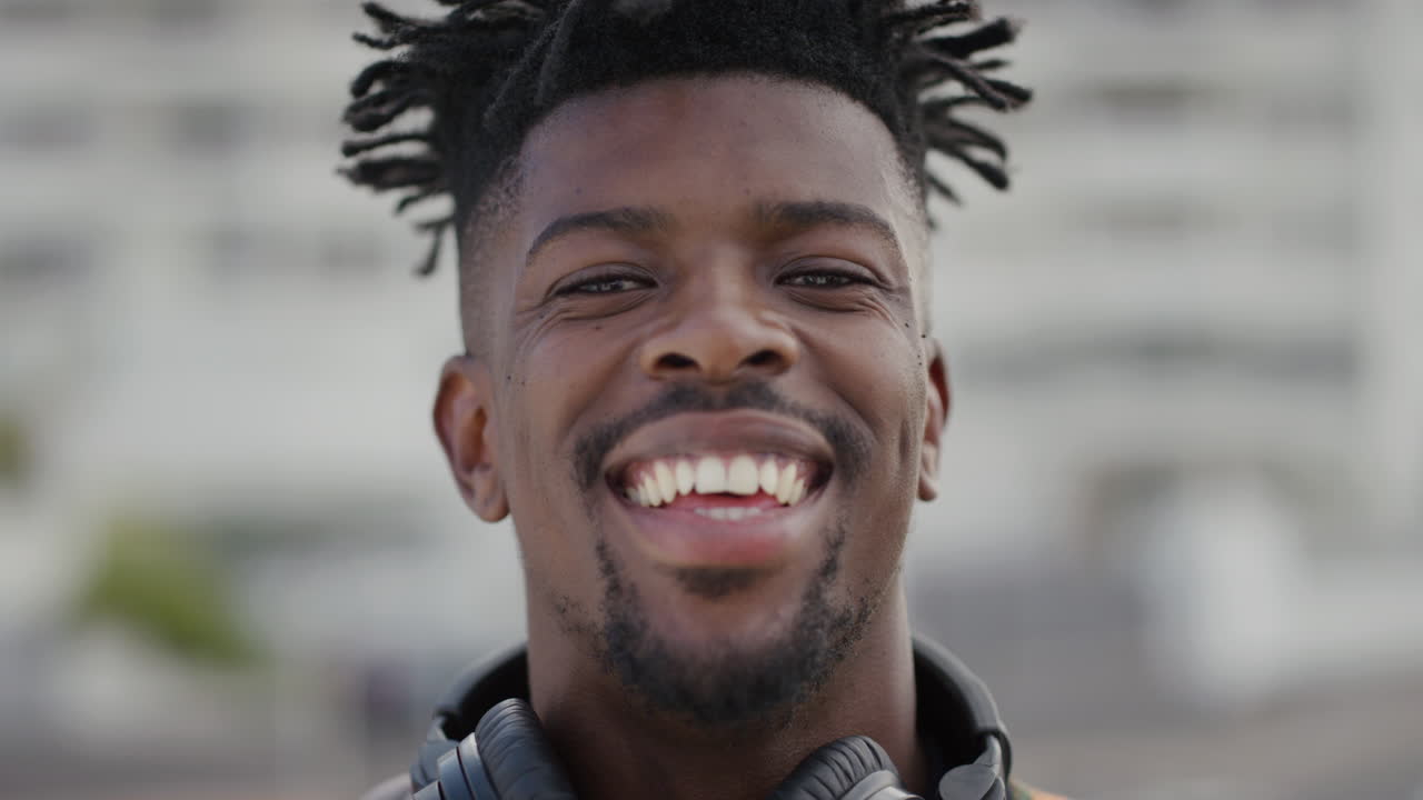ritratto ravvicinato uomo afroamericano attraente che ride turista nero allegro che si gode le vacanze estive viaggio con aspetto rilassato acconciatura funky slow motion