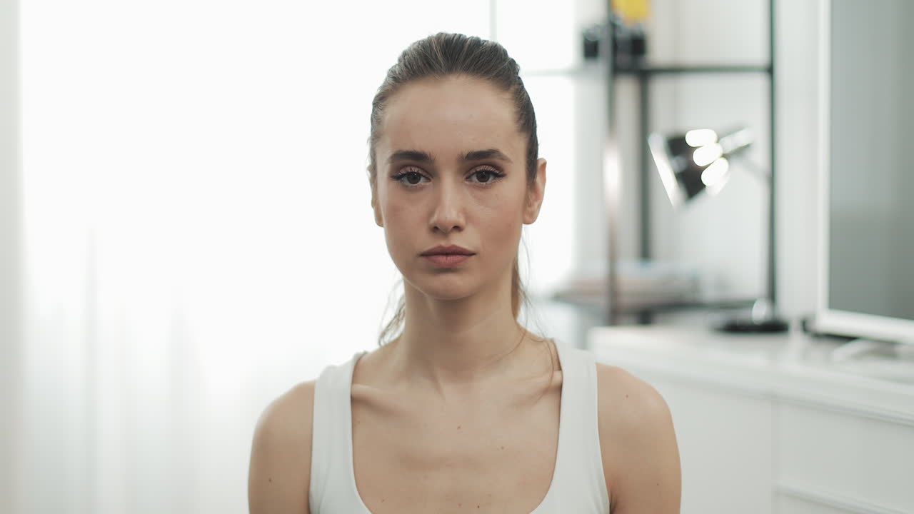 женщина занимается йогой и медитацией