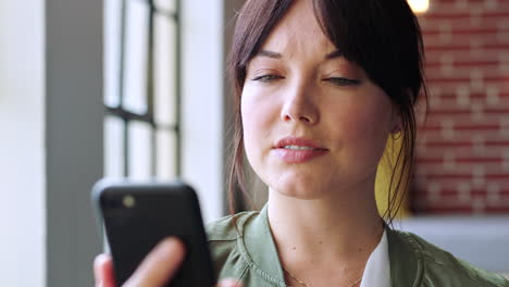 creativa, de negocios y mujer desplazando su teléfono
