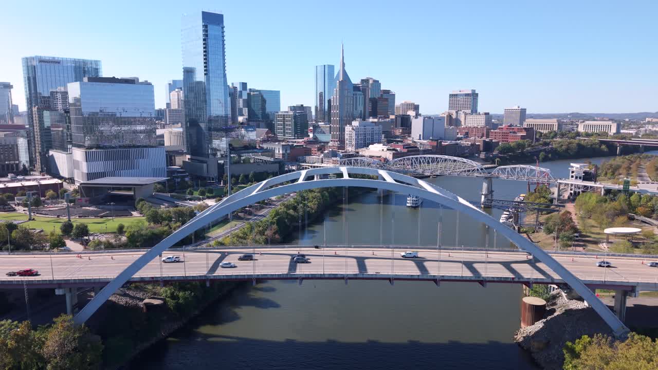 Veduta aerea dello skyline del centro di Nashville che si erge sopra il fiume Cumberland dal Ponte Memoriale dei Veterani Coreani. Scatto in elevazione