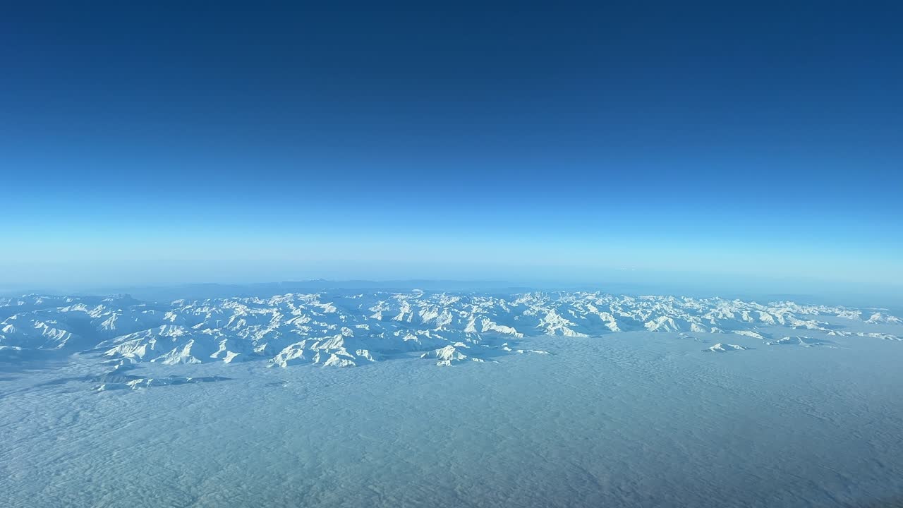 프랑스에서 스페인으로 날아가는 10000m 상공에서 눈 덮인 피레네 산맥 탐험