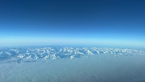 explorando las montañas nevadas de los pirineos desde arriba a 10000m volando de francia a españa