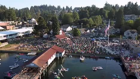 Gig-Harbour-Marina-And-Boatyard---Multitud-Viendo-Los-Conciertos-En-El-Parque-De-Los-Hermanos-Skansie-Y-Netshed-En-Gig-Harbour,-Washington,-Ee.uu.