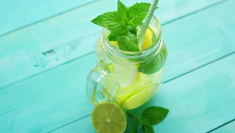 limonada refrescante en la mesa azul