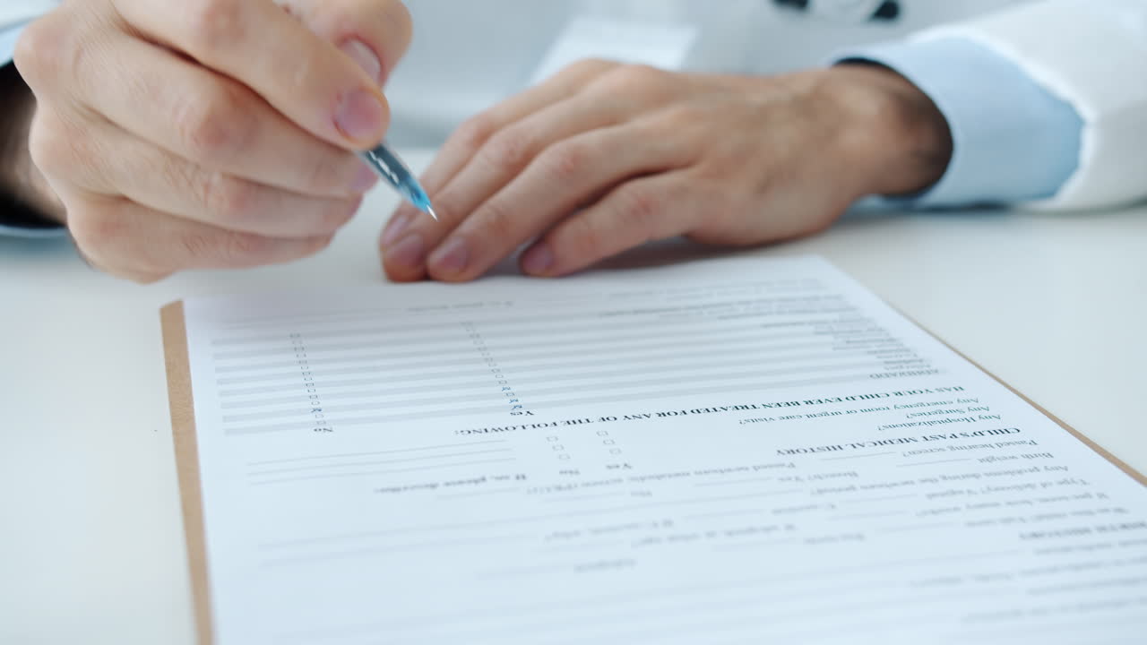 médico que llena el formulario médico del paciente