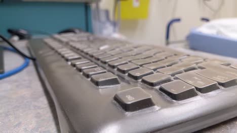 panorámica lenta sobre el teclado en una habitación de hospital