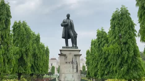 Toma-Panorámica-De-La-Estatua-De-Sir-Andrew-Leith-Fraser,-Gobernador-De-Bengala-Occidental,-Dentro-Del-Victoria-Memorial-En-Kolkata,-India,-En-Un-Día-Nublado.