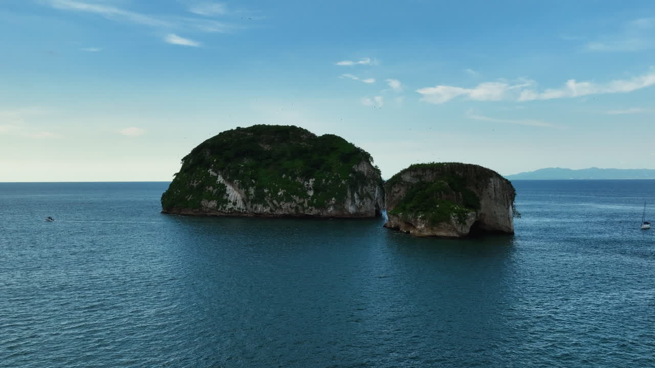 멕시코 푸에르토 발라르타 에서 저녁 에 미스말라야 아치 에 접근 하는 공중 사진