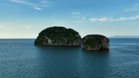 vista aérea aproximándose a los arcos de mismaloya, por la noche en puerto vallarta, méxico