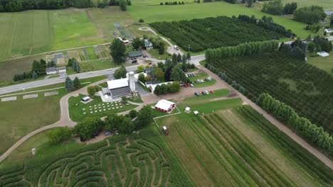 fotografía aérea del lugar de la boda al estilo de la granja